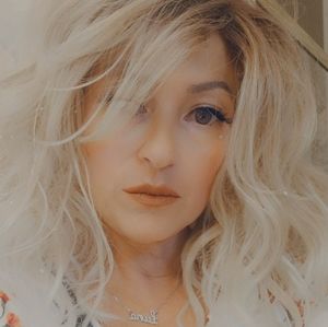 Meet your Posher, Carmela